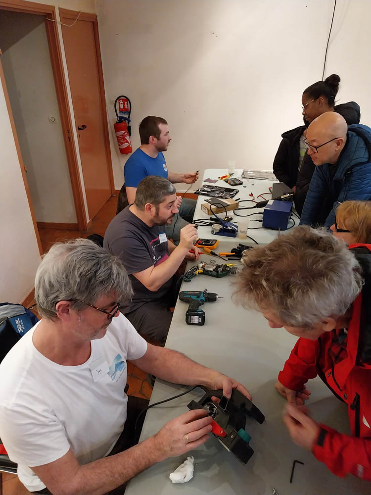photo d'un objets en cours de réparation